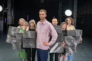 Wer den Kontakt zu seiner Familie abbricht, baut eine innere Mauer auf. Wie hoch diese ist und ob man sie unter Umständen auch wieder einreißen kann, bespricht Psychologe Leon Windscheid (M.) mit Menschen, die diesen Schritt gegangen sind, und mit Angehörigen, zu denen der Kontakt abgebrochen wurde. Wer den Kontakt zu seiner Familie abbricht, baut eine innere Mauer auf. Wie hoch diese ist und ob man sie unter Umständen auch wieder einreißen kann, bespricht Psychologe Leon Windscheid (M.) mit Menschen, die diesen Schritt gegangen sind, und mit Angehörigen, zu denen der Kontakt abgebrochen wurde.