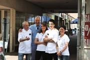 Griechenland-Krise in Norddeutschland: Frank Rosin (2.v.l.) soll dieses Mal das griechische Restaurant &bdquo;Nico's Astra Pott&ldquo; in Pinneberg bei Hamburg retten. Vassilios (l.), Ekaterina (M.), Alexios (2.v.r.) und Marina (r.) ...