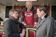 Sylvester (Erich Krieg, l.) &uuml;berspielt sein Unwohlsein gekonnt, als Gunter (Hermann Toelcke, r.) ihn &uuml;berraschend an der W&uuml;rstchenbude antrifft (mit Claus Dieter Clausnitzer, M.).
