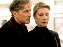 Der selbstherrliche Finanzmakler Nicholas Van Orton (Michael Douglas) ahnt noch nicht, dass bald seine Existenz in Scherben liegen wird. Ist die geheimnisvolle Blondine Christine (Deborah Kara Unger, re.) Teil einer Verschw&ouml;rung?.