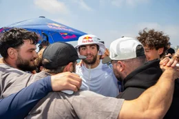 Red-Bull-Athlet Arda Saat&ccedil;i feiert mit seinem Team, nachdem er am 10. Mai 2026 in Santa Monica (Kalifornien, USA) die Red Bull Cyborg Season Ultra 600 absolviert hat.