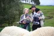 Junglandwirt Simon St&ouml;ckle und seine Frau Pia mit ihren S&ouml;hnen Pius und Max.