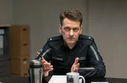 Er weiß viel und oftmals auch Vieles besser: Daniel Schirmer (Sven Fricke). Er weiß viel und oftmals auch Vieles besser: Daniel Schirmer (Sven Fricke).