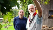 Von links: Auf ihrem Hof in Niederbayern bauen Hubert M&uuml;ller und J&uuml;rg Sommer alles selbst an, was sie in der eigenen Gastst&auml;tte verarbeiten.