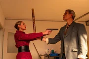 Ausbilderin Haberland (Sophie von Kessel, l.) verfolgt einen perfiden Plan mit Ausbilder Voss (Götz Otto, r.). Ausbilderin Haberland (Sophie von Kessel, l.) verfolgt einen perfiden Plan mit Ausbilder Voss (Götz Otto, r.).