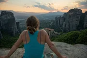 Andrea Radler im Sonnenuntergang mit Blick auf die Met&eacute;ora-Felsen