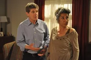 Zu seiner Verbl&uuml;ffung trifft Roland in seiner Wohnung auf Ayse. Von links: Roland Bamberger (Horst Kummeth) und Ayse (Sebahat &Uuml;nal).