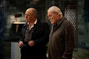 Raymond 'Red' Reddington (James Spader, l.), Robert Vesco (Stacy Keach) Raymond 'Red' Reddington (James Spader, l.), Robert Vesco (Stacy Keach)