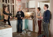 Als eine Bloggerin (Julia Holmes, l.) &uuml;ber die kunststofffreie WG berichten will, gelingt es Theo (Frederic B&ouml;hle, r.) und Eliane (Samantha Viana, 2.v.r.) nicht, rechtzeitig alles Plastik wegzuschaffen. Stolz pr&auml;sentiert Thomas (Gerry Hungbauer, 2.v.l.) sein Engagement &ndash; bis seine gro&szlig;en Ambitionen peinlicherweise nach hinten losgehen.