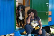 Marla (Thelma Buabeng) und Keks beobachten Fritz bei seiner Heuschreckensuche. Langsam beginnt er die Sache pers&ouml;nlich zu nehmen.