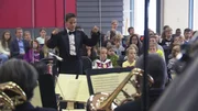 Lukas ist hoch konzentriert bei solch einem großen Auftritt mit großem Publikum. Lukas ist hoch konzentriert bei solch einem großen Auftritt mit großem Publikum.