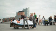 Parallel zu Eckart von Hirschhausens Erfahrungen im Hospiz tragen die beiden Reporter Lisa Weitemeier und Niko Wirth den Tod mittenhinein ins pralle Leben: Was würden Sie tun, wenn Sie wüssten, dass Sie als nächstes dran sind? Zusammen mit Passanten proben sie einen „Letzte-Hilfe-Kurs“ in Hamburg. Parallel zu Eckart von Hirschhausens Erfahrungen im Hospiz tragen die beiden Reporter Lisa Weitemeier und Niko Wirth den Tod mittenhinein ins pralle Leben: Was würden Sie tun, wenn Sie wüssten, dass Sie als nächstes dran sind? Zusammen mit Passanten proben sie einen „Letzte-Hilfe-Kurs“ in Hamburg.