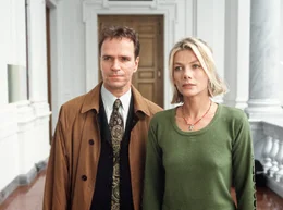 Steffi (Ursula Karven) hat sich von ihrem Mann Alexander (Jean-Theo Jost) scheiden lassen.
