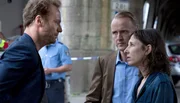 Staatsanwalt Hemrich (Holger Handtke) und Hauptkommissarin Rubin (Meret Becker) sind Hauptkommissar Karow (Mark Waschke) gegen&uuml;ber misstrauisch.