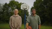Von links: Andreas Reich und Simon Limpert, zwei Freunde aus Baunach bei Bamberg, die mit dem Fahrrad von Bamberg nach Bangkok gefahren sind, auf dem Basketballplatz in Baunach bei Bamberg. Von links: Andreas Reich und Simon Limpert, zwei Freunde aus Baunach bei Bamberg, die mit dem Fahrrad von Bamberg nach Bangkok gefahren sind, auf dem Basketballplatz in Baunach bei Bamberg.
