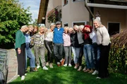 Schmidt Max und (von links) Heike Miesbeck, Sonja Neusinger, Gabi Schindler, Heidi Ebenhöch, Claudia Piehler, Angelika Butz, Anita Walter, Marion Groher, Inge Gebert, Sabine Schatz und Johanna Köbler, Tänzerinnen der Cancan Ladies, im Garten von Inge Gebert. Schmidt Max und (von links) Heike Miesbeck, Sonja Neusinger, Gabi Schindler, Heidi Ebenhöch, Claudia Piehler, Angelika Butz, Anita Walter, Marion Groher, Inge Gebert, Sabine Schatz und Johanna Köbler, Tänzerinnen der Cancan Ladies, im Garten von Inge Gebert.