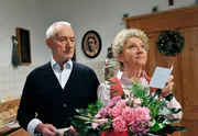 Alfons (Sepp Schauer, l.) reagiert eifersüchtig, weil er glaubt, Eberhard habe Hildegard (Antje Hagen, r.) Blumen geschickt. Alfons (Sepp Schauer, l.) reagiert eifersüchtig, weil er glaubt, Eberhard habe Hildegard (Antje Hagen, r.) Blumen geschickt.
