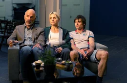 Auf der Lesung von Les&lsquo; (Male Emde) Mutter: Bert (Christoph Maria Herbst, l.), Tyler (Aaron Hilmer, r.).