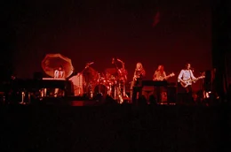 Das Konzert im Hammersmith Odeon spiegelt den &Uuml;bergang von Underground zu Mainstream wider: d&uuml;ster, poetisch, aber auch voller popkultureller Momente.