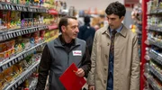 Cem Oktay (Emre Aksızoğlu) bittet den Leiter des Supermarktes (Boris Aljinović, li.), die Anzeige fallen zu lassen.