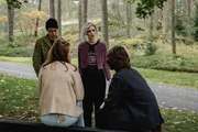 Emil (Jacques Karlberg, r.) erzählt Ester (Maja Johanna Englander, 2.v.r.), Niklas (Julius Fleischanderl, l.) und Amina (Amanda Lindh, 2.v.l.), was er über „Cryptide“ gelesen hat. Emil (Jacques Karlberg, r.) erzählt Ester (Maja Johanna Englander, 2.v.r.), Niklas (Julius Fleischanderl, l.) und Amina (Amanda Lindh, 2.v.l.), was er über „Cryptide“ gelesen hat.