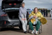 Lars Roths (Chrisoph Franken, r.) bester Freund wurde ermordet. Rossi (Anna Stieblich, l.) kennt Lars von der Arbeit und tröstet ihn. Lars Roths (Chrisoph Franken, r.) bester Freund wurde ermordet. Rossi (Anna Stieblich, l.) kennt Lars von der Arbeit und tröstet ihn.