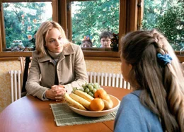 Saskia (Nadine Fano, rechts) und ihre Br&uuml;der Thomas (Maximilian K&ouml;ster, hinter dem Fenster, rechts) und Benny (Georg Hans, hinter dem Fenster, links) be&auml;ugen ihre neue Haush&auml;lterin Verena (Sonsee Ahray Floetmann).