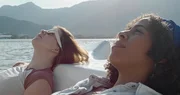 Regisseurin Daniela Magnani Hüller (l.) und ihre Freundin (r.) gucken in den Himmel. Regisseurin Daniela Magnani Hüller (l.) und ihre Freundin (r.) gucken in den Himmel.