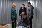 Leonie Duve (Carla Hüttermann, l.), Gerome Lobeck (Andreas Warmbrunn, M.) und Yaro Wani (Tidiane Jamayn Diallo, r.) haben ihren Mitschüler Mats Beenke (Lasse Klene, vorne) entführt, um dessen Zeugenaussage zu verhindern. Leonie Duve (Carla Hüttermann, l.), Gerome Lobeck (Andreas Warmbrunn, M.) und Yaro Wani (Tidiane Jamayn Diallo, r.) haben ihren Mitschüler Mats Beenke (Lasse Klene, vorne) entführt, um dessen Zeugenaussage zu verhindern.