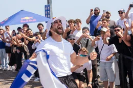 Der Red-Bull-Athlet Arda Saat&ccedil;i zeigt sich sichtlich bewegt, als er am 10. Mai 2026 in Santa Monica (Kalifornien, USA) die &bdquo;Red Bull Cyborg Season Ultra 600&ldquo; absolviert.