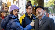 Die Nachbarschaft h&auml;lt zusammen: Die Reporterin (C&eacute;line Yildirim, li.), die Postbotin (Stephanie Petrowitz, Mitte) und Friseur Nadim Demir (Vedat Erincin, re.) auf der Demo.