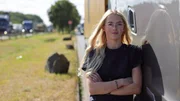 Lkw-Fahrerin Melina liebt ihren Job trotz hartem Alltag.