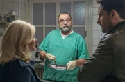 Das war kein Unfall, das war Mord: Rechtsmediziner Dr. Katzmann zieht R&uuml;ckschl&uuml;sse aus den Spuren am Tatort. (v.l.: Hauptkommissarin Inga L&uuml;rsen (Sabine Postel), Rechtsmediziner Dr. Katzmann (Matthias Brenner), Hauptkommissar Stedefreund (Oliver Mommsen)).