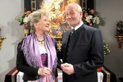 Die Zuhörer sind gerührt von der Rede, die Hildegard (Antje Hagen, l.) und Alfons (Sepp Schauer, r.) zum Internationalen Tag der Ehe in der Kapelle halten. Die Zuhörer sind gerührt von der Rede, die Hildegard (Antje Hagen, l.) und Alfons (Sepp Schauer, r.) zum Internationalen Tag der Ehe in der Kapelle halten.