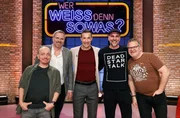 Moderator Kai Pflaume (M.) und seine Rateteam-Kapitäne Bernhard Hoëcker (l.) und Elton (r.) begrüßen in dieser Sendung den Fußballspieler Dieter Hamann (2.v.l.) und den Fußballspieler Markus Babbel (2.v.r.). Moderator Kai Pflaume (M.) und seine Rateteam-Kapitäne Bernhard Hoëcker (l.) und Elton (r.) begrüßen in dieser Sendung den Fußballspieler Dieter Hamann (2.v.l.) und den Fußballspieler Markus Babbel (2.v.r.).