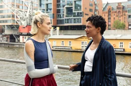 Freundschaft Plus oder doch mehr? Die Beziehung zwischen Les (Mala Emde, li.) und Roya (Gina Haller, re.) ist kompliziert.