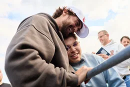 Arda Saat&ccedil;i kommt am Flughafen an und feiert mit der Menge, nachdem er am 15. Mai 2026 in Berlin die &bdquo;Red Bull Cyborg Season Ultra 600&ldquo; absolviert hat.
