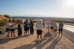 Der Red-Bull-Athlet Arda Saat&ccedil;i passiert am 8. Mai 2026 nahe Hesperia (Kalifornien, USA) die 400-Kilometer-Marke beim &bdquo;Red Bull Cyborg Season Ultra 600&ldquo;.