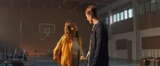 Tuva (Beata Borelius) macht sich an Badboy Tim (Christian Sundgren) ran.