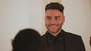 Baron von Velours (Alessandro Capasso) ist auf dem Botschaftsempfang ganz angetan vom Vater-Tochter-Gespann Voss und Sami.