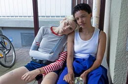 Findet Trost bei Roya (Gina Haller, r.): Les (Mala Emde, l.).