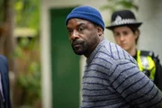 25 Jahre nach dem Mord an Rosie wird Alex Gilby (Ariyon Bakare) als Hauptverdächtiger vor seinem Haus verhaftet. 25 Jahre nach dem Mord an Rosie wird Alex Gilby (Ariyon Bakare) als Hauptverdächtiger vor seinem Haus verhaftet.