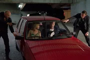 Hauptkommissar Karow (Mark Waschke) und Christine Maihack (Ursina Lardi) werden von Sabin (Marc Bischoff) und Frank (Gerdy Zint) aufgehalten.