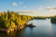 Sonnenaufgang im Herbst am Ottensteiner Stausee mit Burgruine Lichtenfels im Hintergrund. Sonnenaufgang im Herbst am Ottensteiner Stausee mit Burgruine Lichtenfels im Hintergrund.
