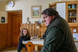 Resi Fuchs (Alice Prosser), Pepi Fuchs (Christoph Krutzler).