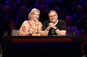 Rateteam-Kapitän Elton (r.) mit Schauspielerin Eva Habermann (l.). Rateteam-Kapitän Elton (r.) mit Schauspielerin Eva Habermann (l.).
