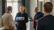 Ein Video auf dem Handy des getöteten Dennis Waletzki zeigt, wie ein Anlieferer ihn auf dem Wertstoffhof bedroht. Mit Unterstützung von Sandro (Volkmar Leif Gilbert, r.) konnte Paula Moorkamp (Stella Hinrichs, 2.v.l.) den Mann identifizieren. Es ist der Handwerker Gregor Kreft (Robert Höller, l.). Revierchef Jan-Hinrich Reuter (Udo Kroschwald, 2.v.r.) will wissen, ob Gregor seine Drohung in die Tat umgesetzt hat. Ein Video auf dem Handy des getöteten Dennis Waletzki zeigt, wie ein Anlieferer ihn auf dem Wertstoffhof bedroht. Mit Unterstützung von Sandro (Volkmar Leif Gilbert, r.) konnte Paula Moorkamp (Stella Hinrichs, 2.v.l.) den Mann identifizieren. Es ist der Handwerker Gregor Kreft (Robert Höller, l.). Revierchef Jan-Hinrich Reuter (Udo Kroschwald, 2.v.r.) will wissen, ob Gregor seine Drohung in die Tat umgesetzt hat.