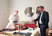 Von links: Rechtsmediziner (Gerrit Jansen), die tote Prostituierte Ramona (Isabell Classen), die Hauptkommissare Conny Mey (Nina Kunzendorf) und Frank Steier (Joachim Król). Von links: Rechtsmediziner (Gerrit Jansen), die tote Prostituierte Ramona (Isabell Classen), die Hauptkommissare Conny Mey (Nina Kunzendorf) und Frank Steier (Joachim Król).