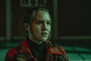 Lisa (Astrid Morberg) erfährt, dass die Bewohner des Ortes ein dunkles Geheimnis hüten. Lisa (Astrid Morberg) erfährt, dass die Bewohner des Ortes ein dunkles Geheimnis hüten.