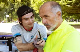 Kommt gut an in Les&lsquo; Clique und bei Freund Tyler (Aaron Hilmer, li.): Bert (Christoph Maria Herbst, re.).